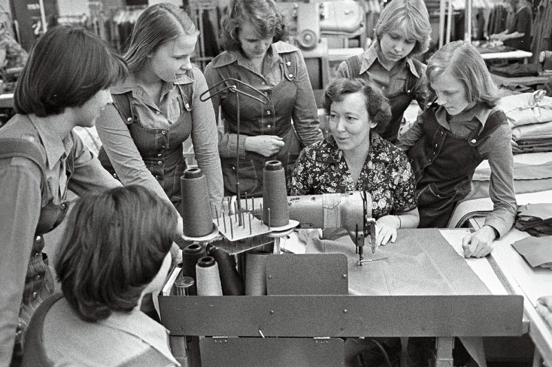 Sotsialistliku töö kangelane, V. Klementi nim. Õmblustootmiskoondise õmbleja Elvi Koolmeister V. Kelementi nim. Linnakutsekooli õpilasi juhendamas.