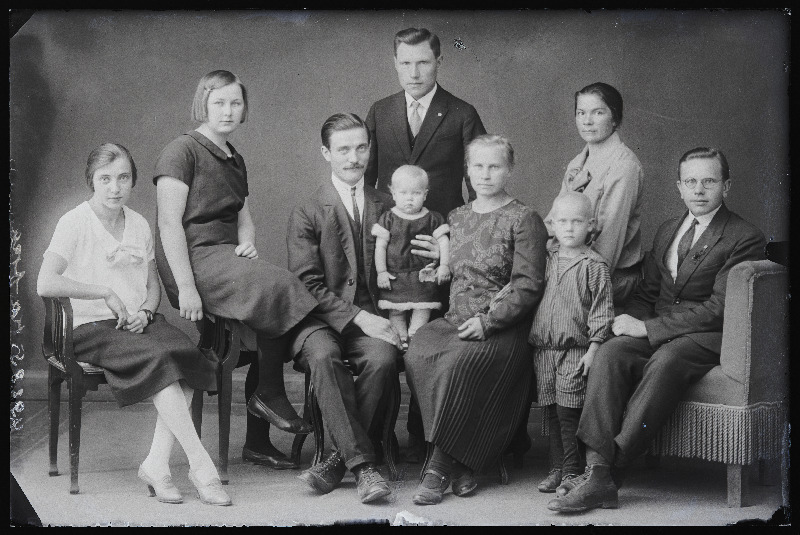 Grupp inimesi lastega, (foto tellija Kafka).