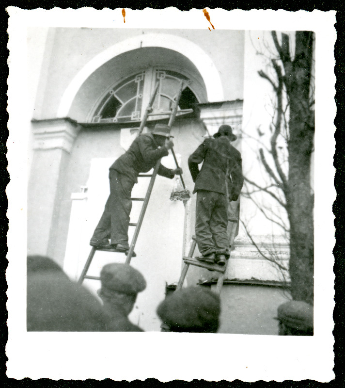 Foto Vaho Uhtjärve (sünd. 1913) uurimistoimikust. V. Uhtjärv pildistas Vabadussõja mälestustahvli mahalõhkumist Valga kiriku seinalt 1940. aastal ning pealtvaatajaid.