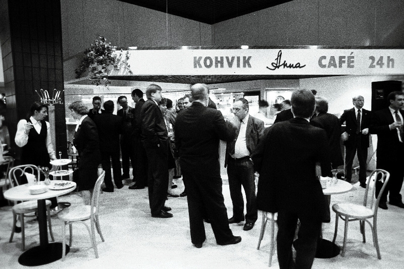 "Anne" kohviku avamine "Virus".