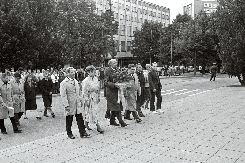 Saksa DV Schwerini ringkonna delegatsioon viib lilli V.I. Lenini mälestussambale.