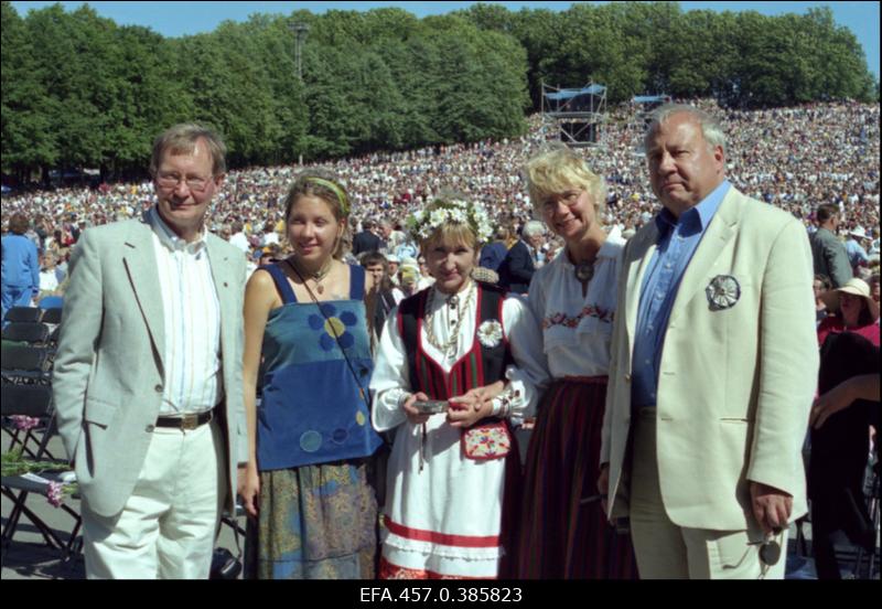 Poliitik Tunne Kelam (vasakult 1.), koorijuht Lydia Rahula (3.), poliitik Mari-Ann Kelam (4.) ja dirigent Neeme Järvi (5.) XXIII üldlaulupeol lauluväljakul.