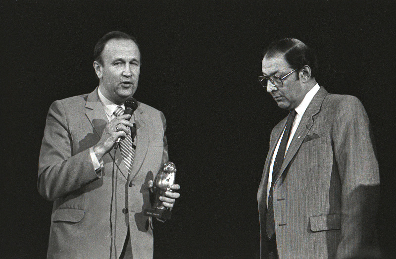 Meie Matsi auhinna üleandmine Vanalinnastuudio kunstilisele juhile Eino Baskinile (paremal).