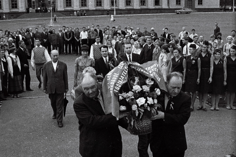 Eesti kultuuripäevadest osa võtnud Eesti NSV Ülemnõukogu Presiidiumi esimees A. Müürisepp (vasakult) ja Eestimaa Kommunistliku Partei sekretär L. Lentsman viivad lilli V. I. Lenini mälestussamba jalamile.
