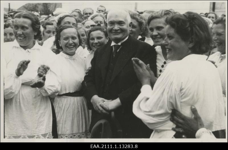 Eesti vabariigi president Konstantin Päts Hiiumaal 28.08.1938, president Putkastes Hiiu maanaiste keskel