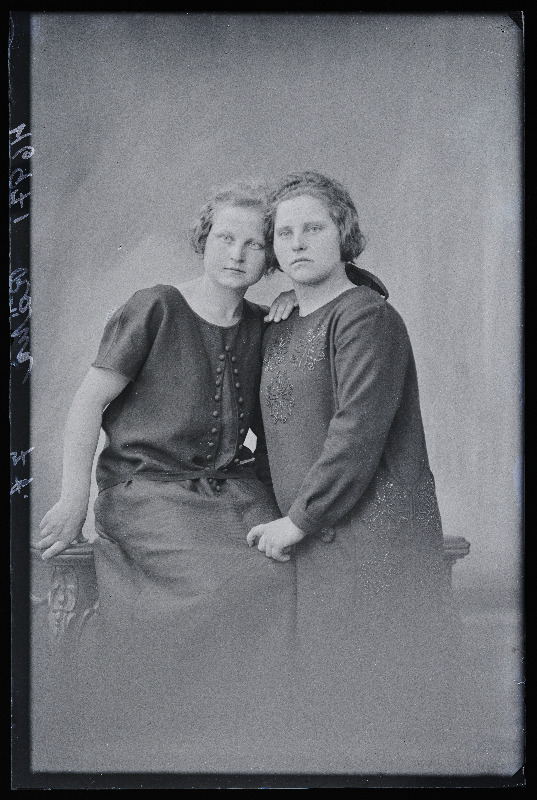 Kaks naist, (foto tellija Rähn).