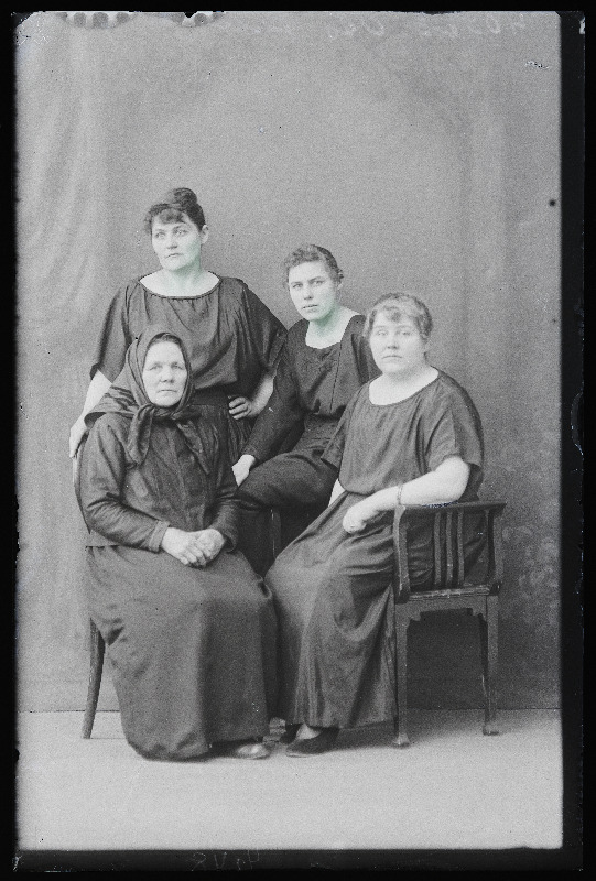 Grupp naisi, (foto tellija Ots).