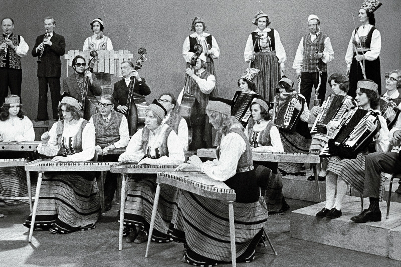 Vabariiklik orkestrijuhtide rahvamuusikaorkester esinemas.