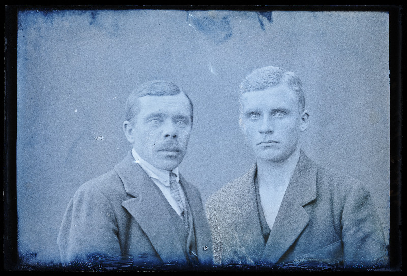 Kaks meest, (foto tellija Pullmann).