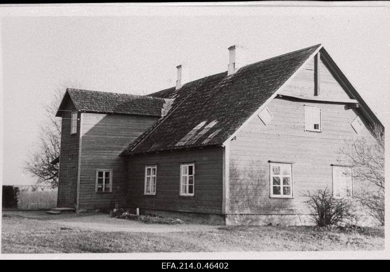 Kirjanik August Kitzbergi noorpõlvekodu Pöögle-Maie koolimaja, kus töötas õpetajana kirjaniku vend Jaan.