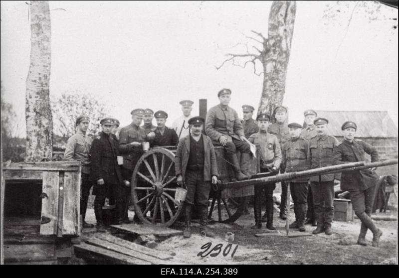 Vabadussõda. Õhu- ja merejõud, samuti soomustatud väeosad  lahingutegevuses. Välisriikide [Läti, USA, Soome, Inglismaa, Taani] laevad Tallinna sadamas. Soomusrongid nr. 1, nr. 5 ja nr. 4. Põhjapiirkonna Kommuunide Rahvakomissaride Nõukogu ja III Ülevenemaalise Tööliste Soldatite ja Talupoegade Saadikute Nõukogu fotod. Taani vabatahtlikud ja Soome ajakirjanikud Eestis. Välisriikide diplomaatide vastuvõtud 1920.a. alguses. Peeter I ausamba mahavõtmine.