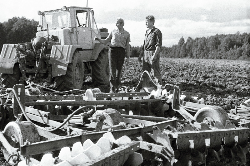 Sädeme sovhoosi peaagronoom Jüri Sipelgas (vasakul) ja traktorist Jüri Talvat.