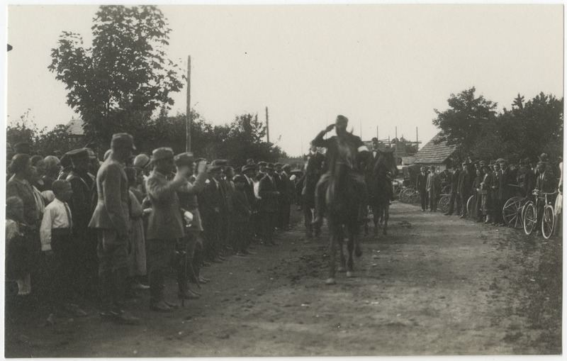 Puhja Vabadussõja mälestussamba avamine, ratsanike tervitamine