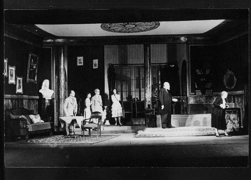 Rudolf Nuude Soogenbitsi, Leili Bluumer  Eha, Linda Rummo Roosi, Arno Suurorg Jeremias Suurkuke osas H. Raudsepa komöödias Põrunud aru õnnistus.