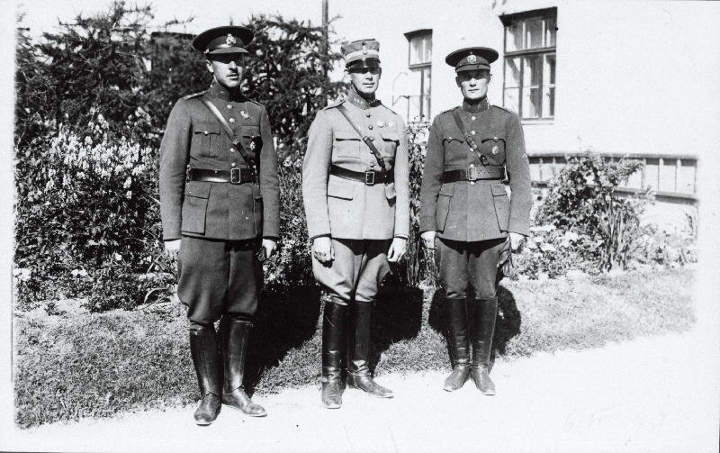 10. Üksiku Jalaväepataljoni külaline Rootsi rittmeister koos saatjatega. Paremal major Vaitem.