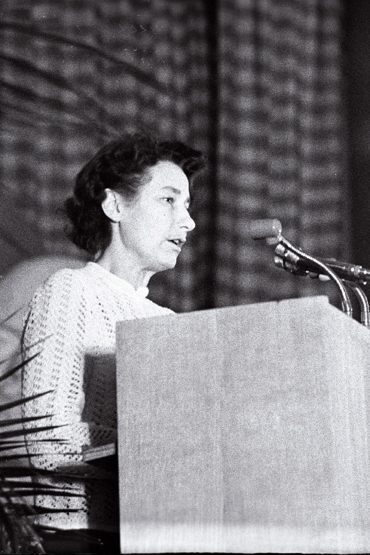 Tallinna 1. keskkooli direktor Helmi Viikholm EKP Tallinna organisatsiooni XVII konverentsil esinemas.