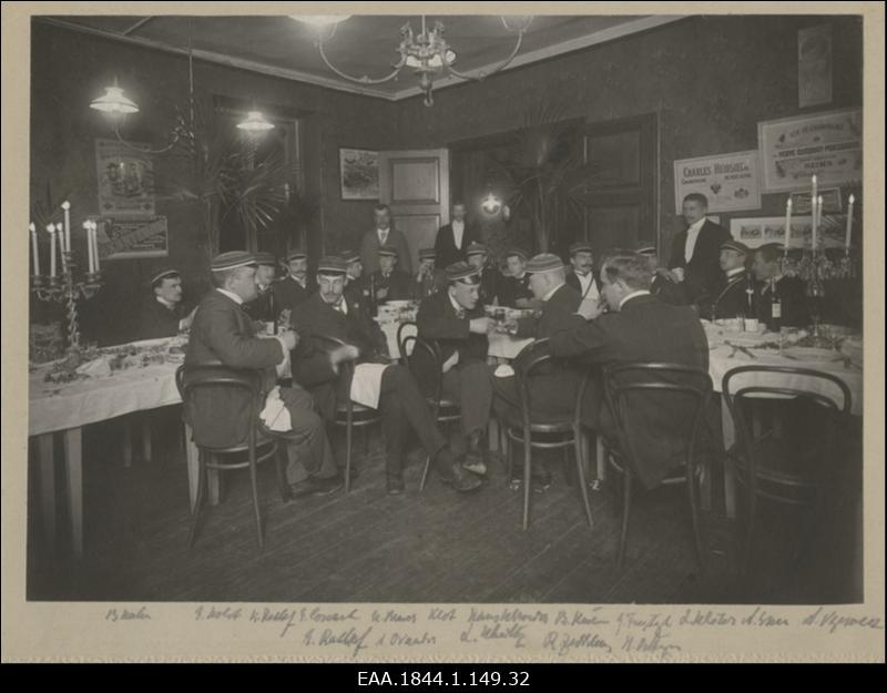 Korporatsiooni "Livonia" liikmed restoranilauas