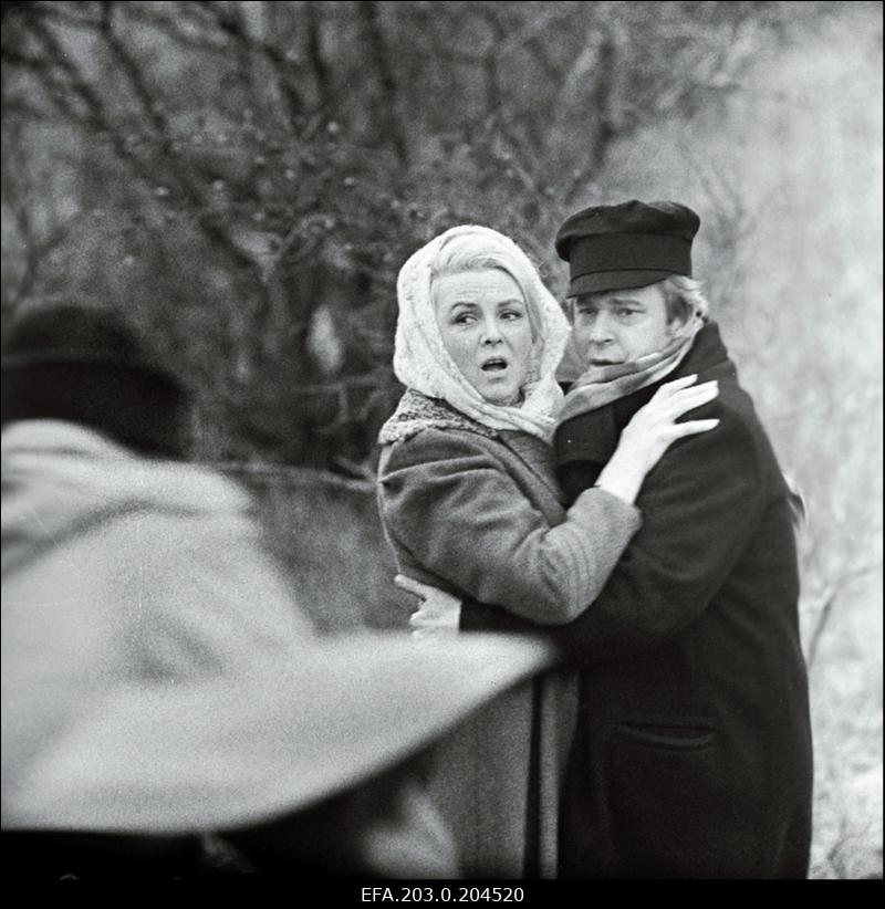 Stseen filmistuudio "Tallinnfilm" mängufilmist "Gladiaator". Vasakul Anni Tihu (Vija Artmane) Guido (Juris Lejaskalns) embuses.