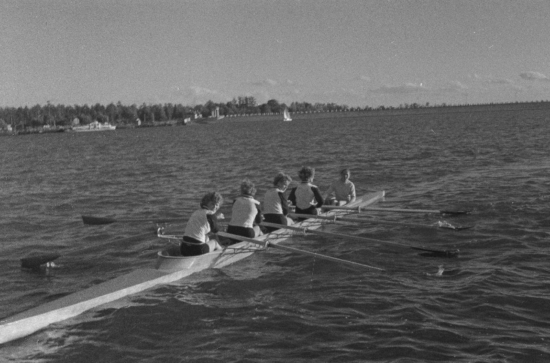 Võistlused sõudmise 100 aastapäeva tähistamiseks. (Esimene sõudeklubi Venemaal asutati 1860 aastal Peterburis).