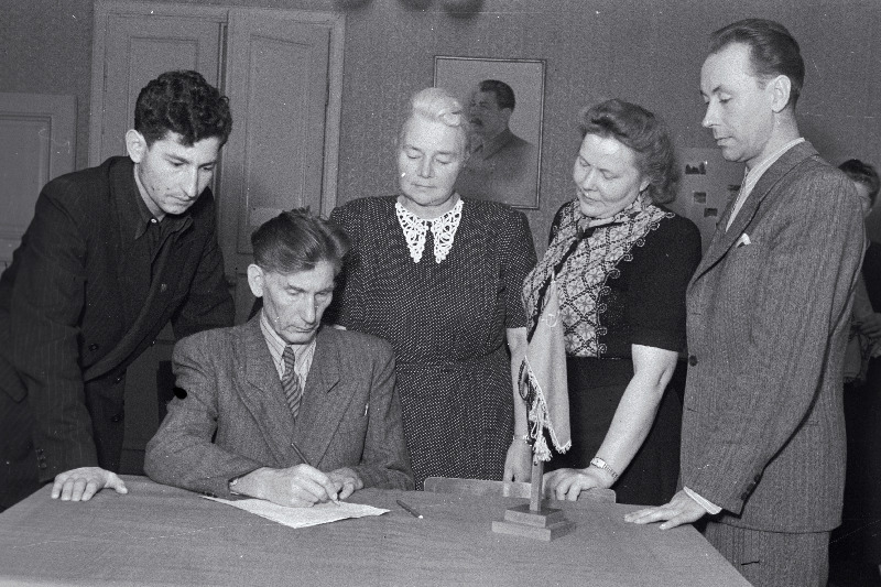 Tallinna Riikliku Konservatooriumi õppejõud ja töötajad Stockholmi rahuüleskutsele alla kirjutamas. Paremalt 1. helilooja Edgar Arro.