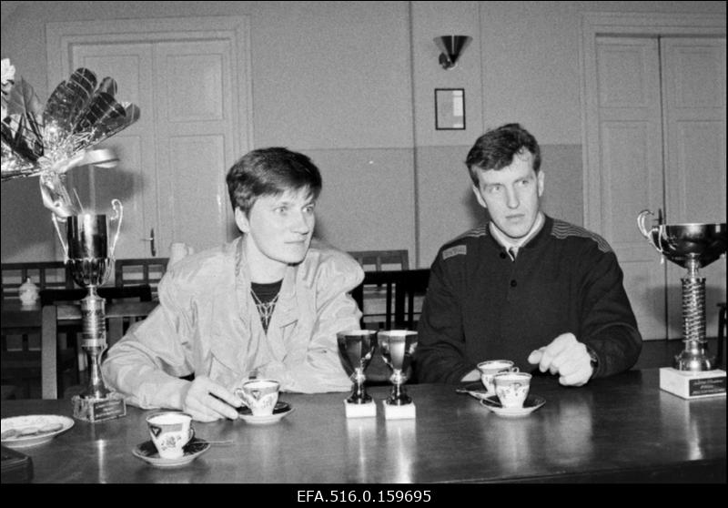 Laskesuusatajad Krista Lepik ja Kalju Ojaste ajalehe “Virumaa Teataja” toimetuses pärast Lillehammeri olümpiamänge.