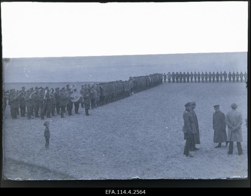 Vabadussõda. Ameerika Ühendriikide Punase Risti esindajad külas 1.Jalaväepolgus Narva-Jõesuus.