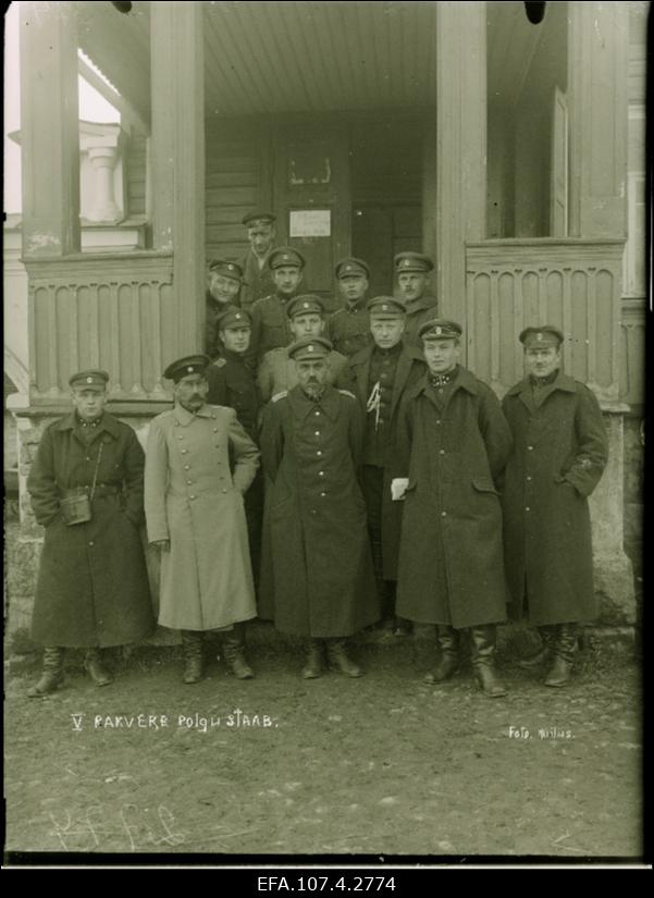 Vabadussõda. 5.Jalaväepolgu staabi ohvitserid. Vasakult: I rida - 1. polgu ajutant alamkapten Villem Liiv, 2. majandusülem alampolkovnik Johan Stahl, 3. polguülem polkovnik Siegfried Pinding, 4. polguülema abi alamkapten Jakob Munner?, sideülem alamleitnant Aleksander Männik?; II rida - 1. sapöörikomando ülem lipnik Felix Rose (Roose), 3. staabi komandant lipnik August Vassil; III rida - 1. ratsaluurajate komando ülem alamleitnant Karl Zimmermann, 2. alamleitnant Ado Timpmann (Talussaar)?.
