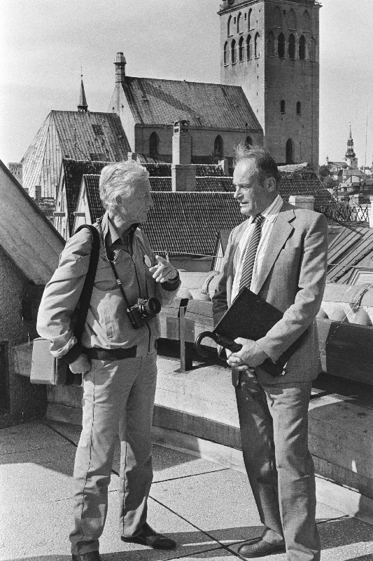 Inglismaa Suur-Londoni peaarhitekt Peter Jones ja Riikliku Projekteerimise Instituudi "Eesti Projekt" peaarhitekt Mart Port (paremal) vestlemas.