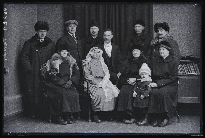 Noorpaar Tani [Tanis] pulmalistega.