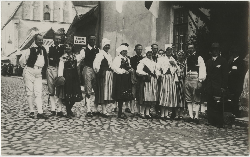 Rootsi kuningas Gustav V visiidil Eestis 27.-29.06.1929, rahvariietes Ruhnu-rootslased Rootsi-Mihkli kiriku ees pärast kuningale 250 aasta vanuse hülgepüssi kinkimist