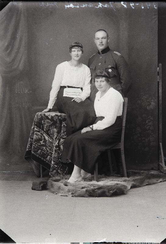 Sõjaväelane Johanson ja kaks naist.
