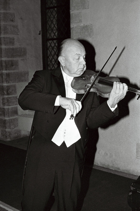 Viiulikunstnik Alfred Pisuke Rootsist esineb Tallinna Raekojas.