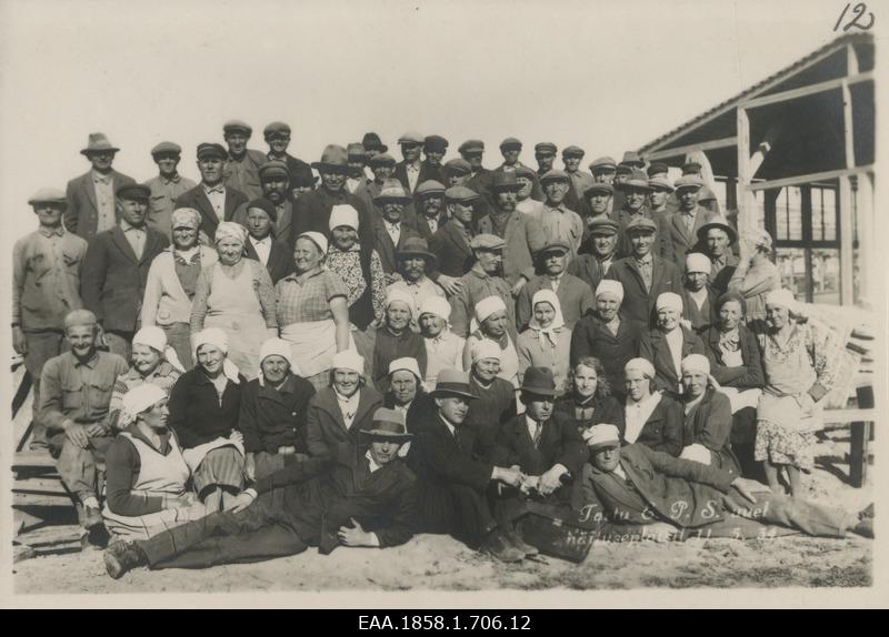 Group photo of the members of the Estonian Farmers' Society in the new exhibition site