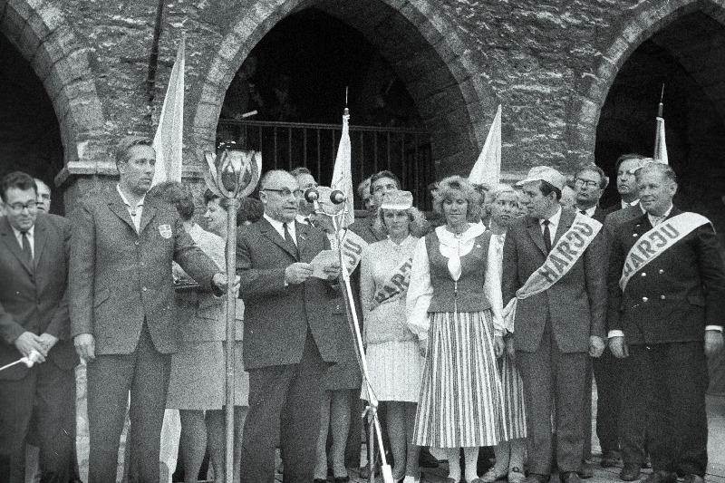 Tallinna Linna TSN Täitevkomitee esimees Johannes Undusk kõnelemas mikrofoni juures pärast juubelilaulupeo tõrviku saabumist Raekoja ette.