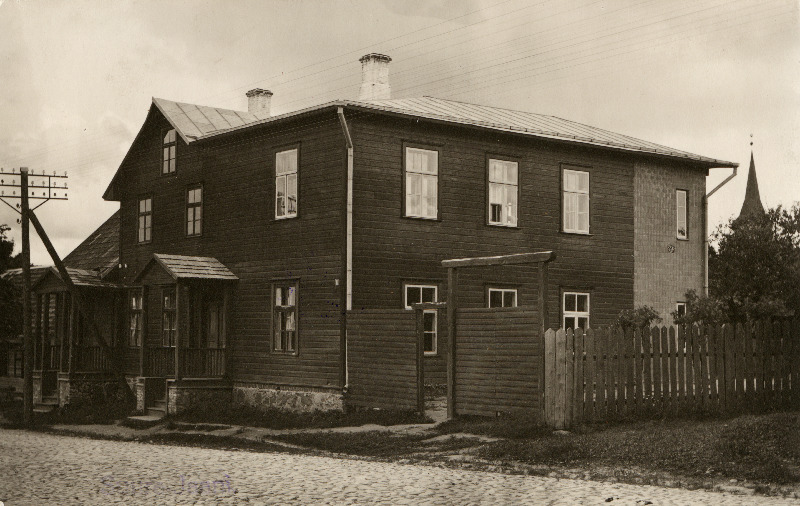Suure-Jaani algkooli vana maja.