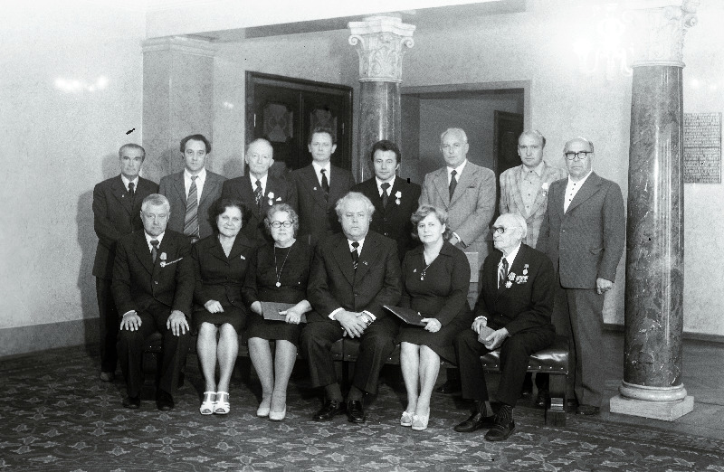 Eesti NSV Ülemnõukogu Presiidiumis autasustatud töötajad: Grigorjev, Kilgas, L. Saul, (I reas vasakult 3.), Sahk, Lehepuu, kirjanik E. Vetemaa (II reas vasakult 4.), kirjanik E. Niit-Kross (I reas paremalt 2.), Õpik, Raudsepp, Lambak, Melnik, Aas. Esireas paremalt 3. Eesti NSV Ülemnõukogu Presiidiumi esimees A. Vader, 5. Eesti NSV Ülemnõukogu Presiidiumi esimehe asetäitja M. Vannas.