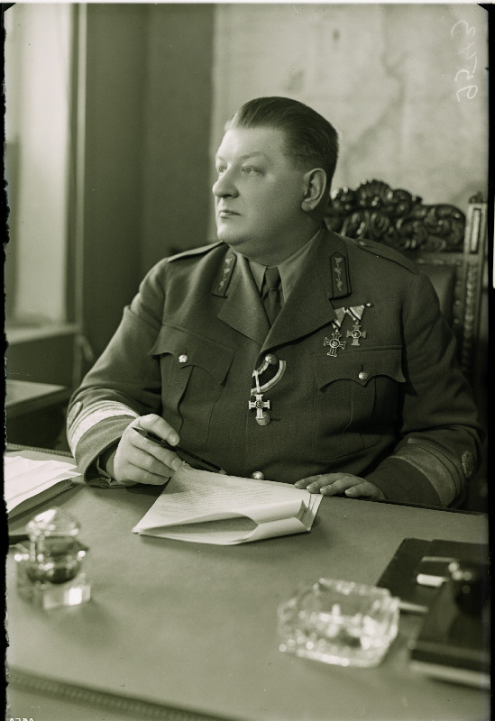 Sõjaminister kindralleitnant Nikolai oma kabinetis.