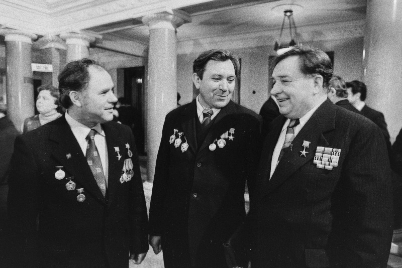 EKP XVIII kongressi vaheajal vestlevad (vasakult) sotsialistliku töö kangelased Vladimir Mõnzu, Vladimir Vassiljev ja Anton Konijärv