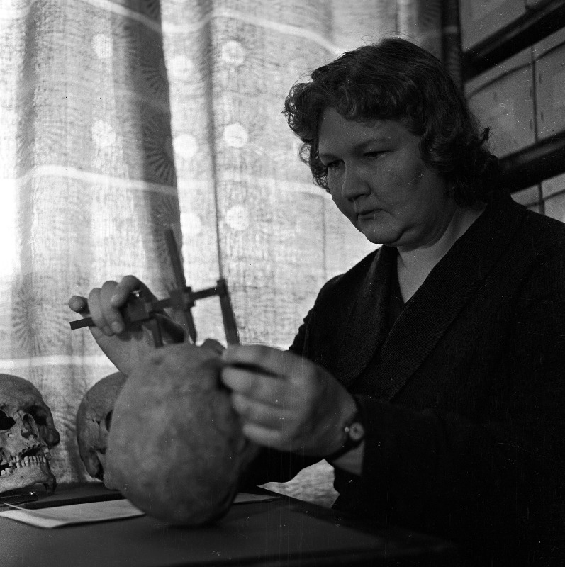 ENSV TA Ajaloo Instituudi teaduslik töötaja Karin Mark antropoloogilisi uurimusi teostamas.