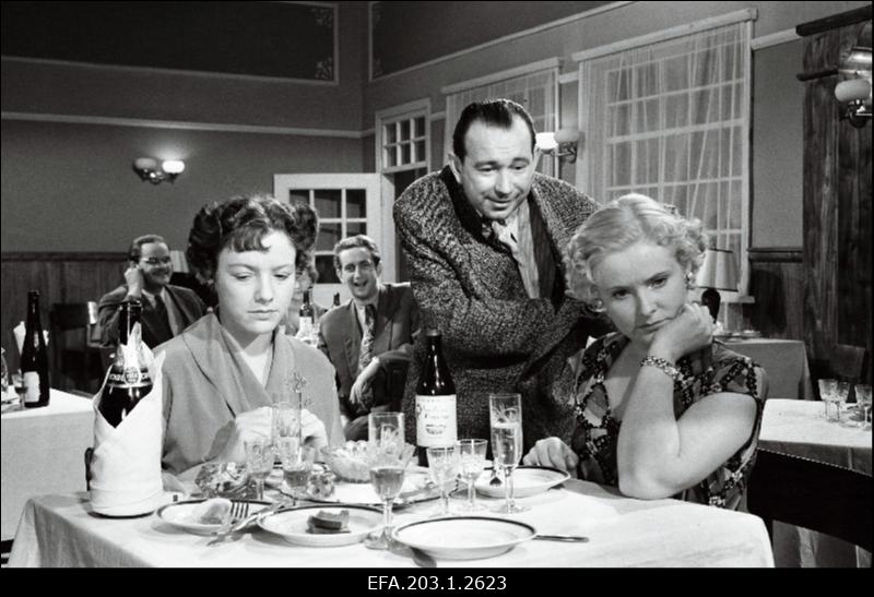 Kaader filmistuudio Tallinnfilm mängufilmist Pöördel, (vasakult) Inna Taarna, Ruth. Peramets ja Asta Vihandi.