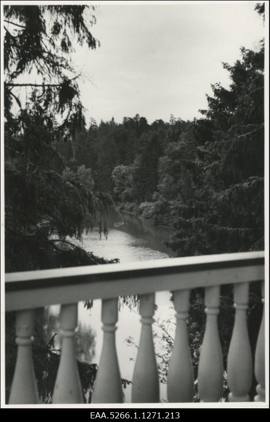 Vaade Palmse mõisa pargipaviljonist Palmse ojale