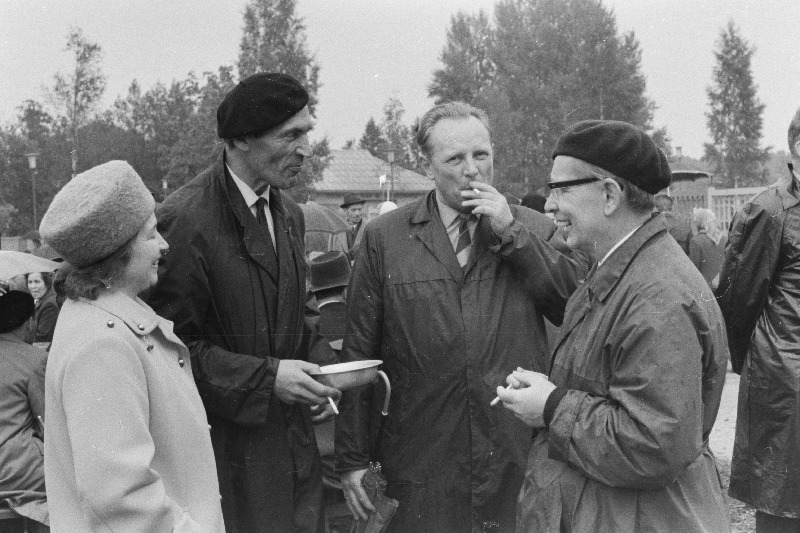 Kirjastuse „Eesti Raamat“ toimetaja Berta Kuusberg (vasakult), kunstnik Alo Hoidre, helilooja Boris Kõrver ja kirjanik Paul Kuusberg Eesti Laskurkorpuse 25. aastapäeva ja Tallinna vabastamise 23. aastapäeva pidustuste aja mõtteid vahetamas.