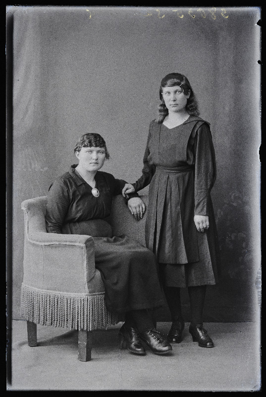 Kaks naist, vasakul Saaretok.