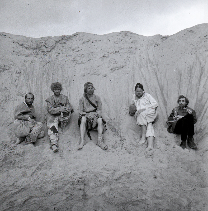 Filmi "Karoliine hõbelõng" filmimine. Tõnu Kark Röövli osas. Ain Lutsepp röövli osas. Urmas Kibuspuu Röövli osas. Jüri Krjukov Röövli osas. Ago Roo Röövli osas. Väino Laes Röövli osas.