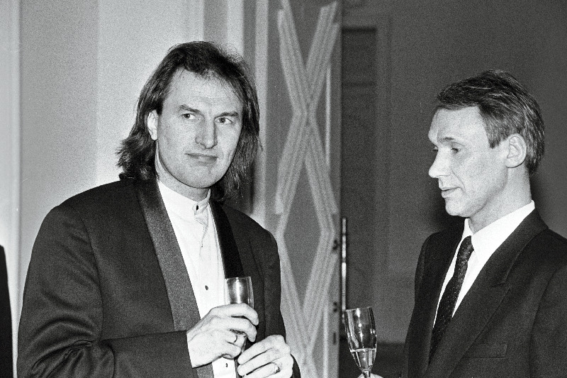 Dirigent Tõnu Kaljuste (vasakul) Avatud Eesti Fondi 5. aastapäeva peol.