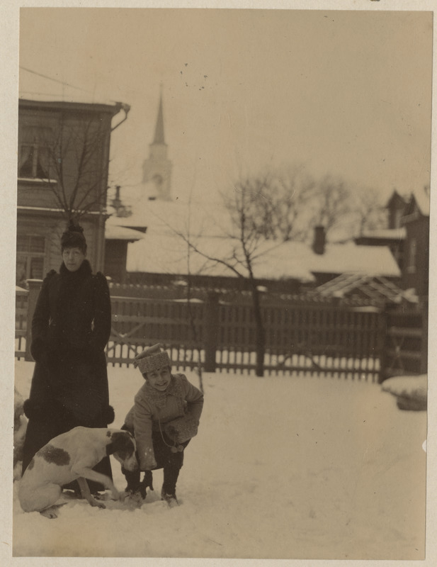 Selma ja Else Raehlmann talvises hoovis Tartus