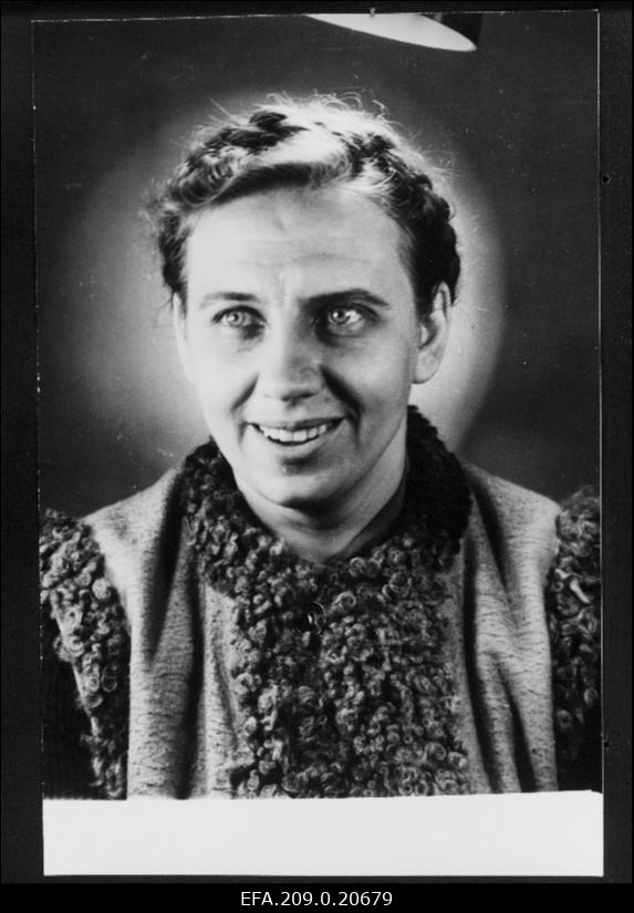 Näitleja Endla Hermann Anna Stepanovna osatäitjana V. Kaverini näidendis Kaks kaptenit.