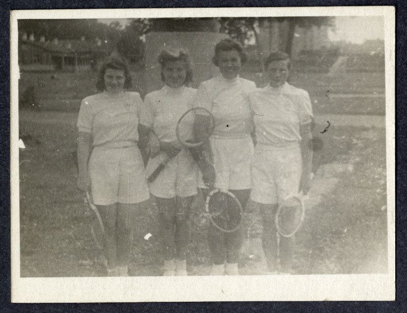 Tennisenaiskond (s.h Ida Laas?)