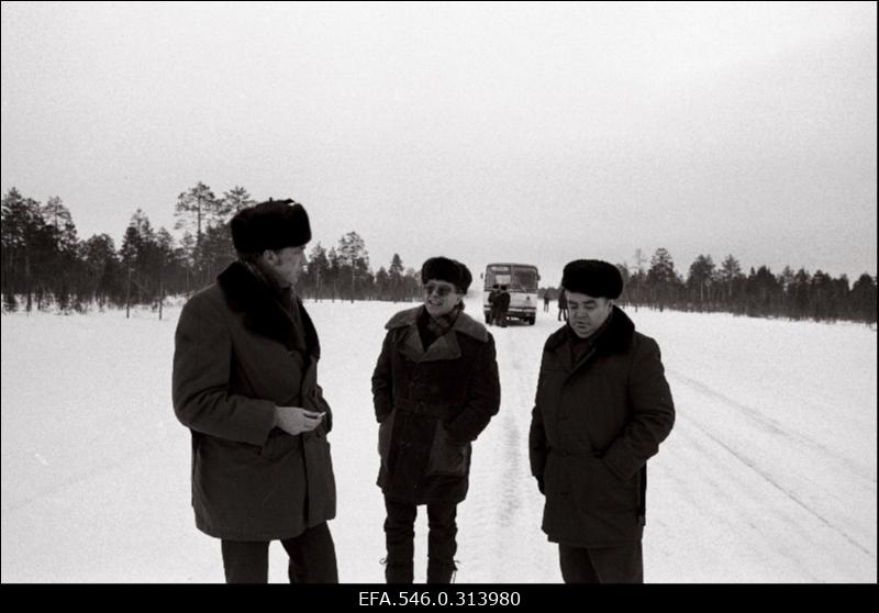 Komsomoli löökehitusel Siberis Pimi asulas töötavad mehed Eestist, et rajada autoteid naftaväljade teenindamiseks.