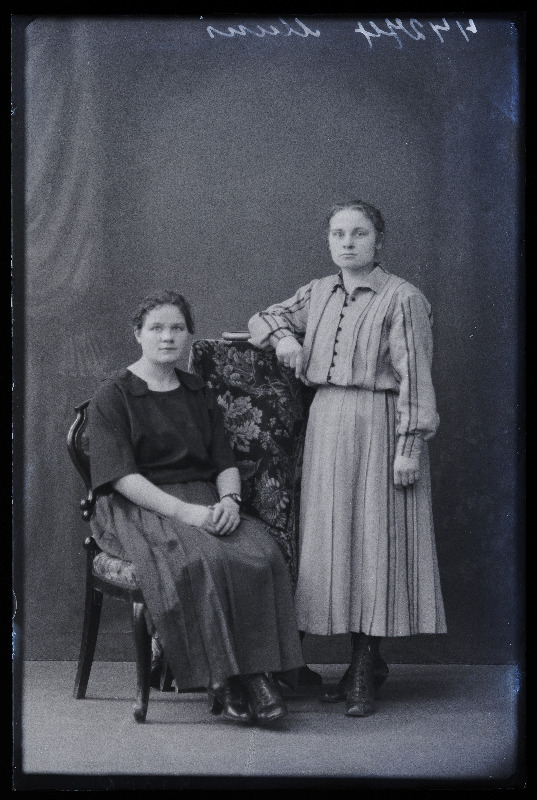 Kaks naist, (foto tellija Muni).